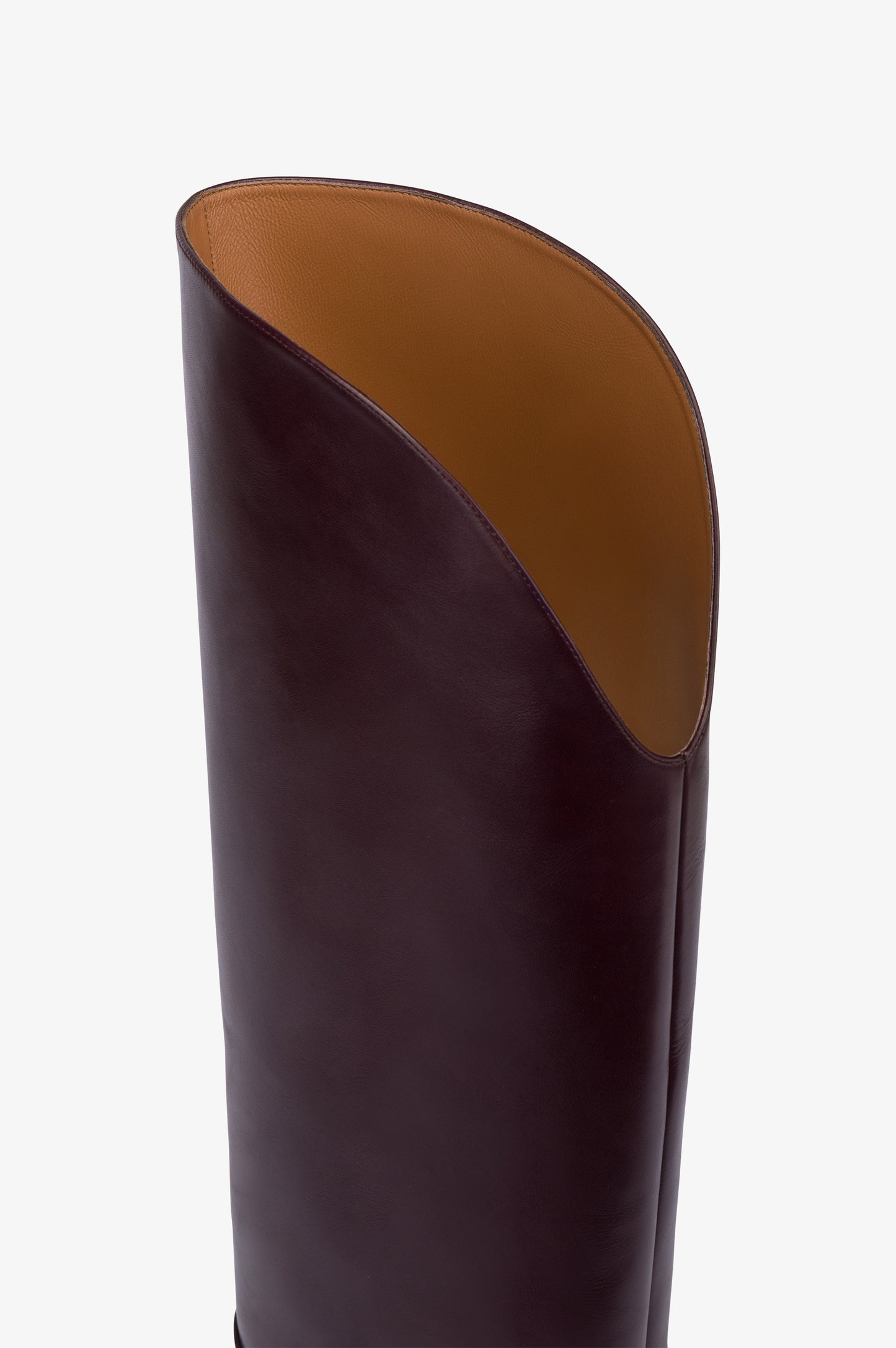 Stiefel aus Kalbsleder in der Farbe Pinot Noir.