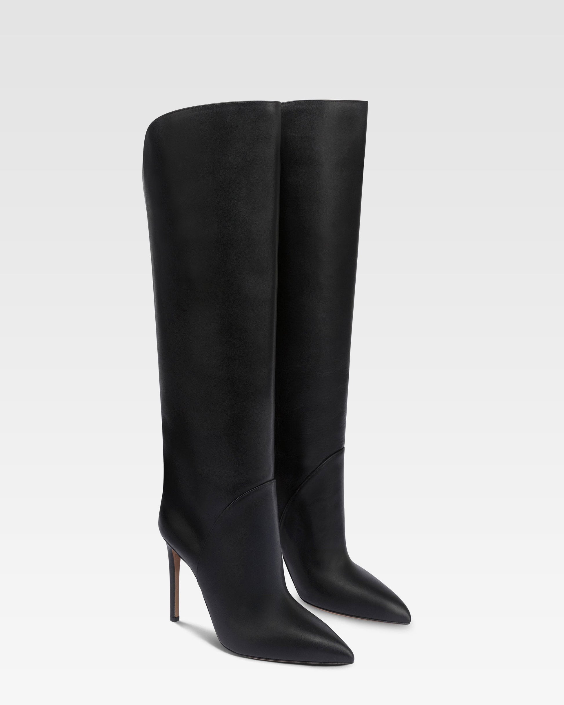 Boots in black leather