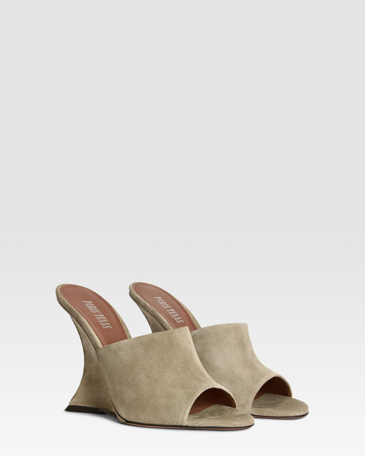 Sabots en cuir de veau suede couleur pierre
