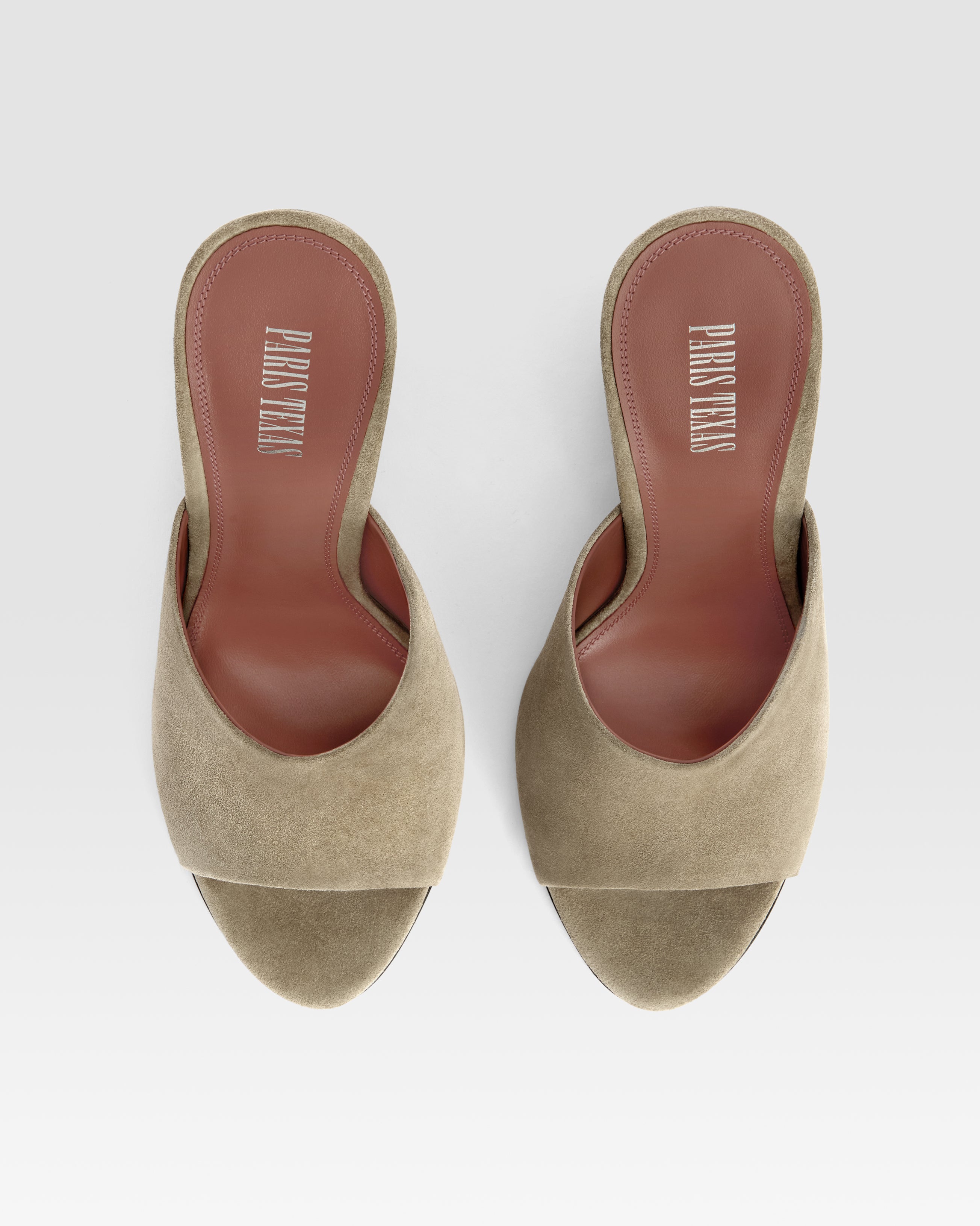 Sabots aus steinfarbenem Kalbsveloursleder