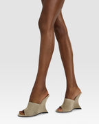 Sabots aus steinfarbenem Kalbsveloursleder