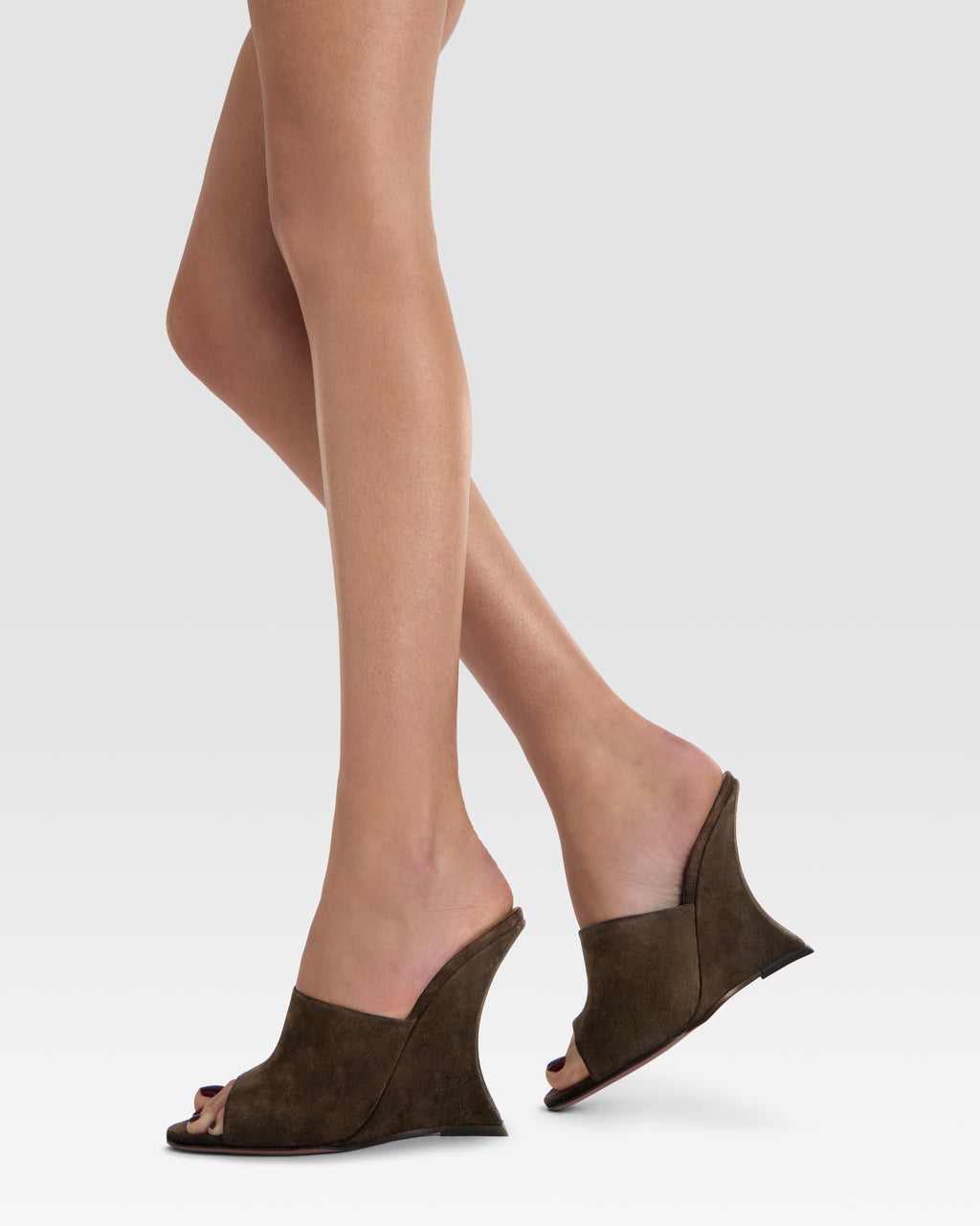 Zuecos de piel de ante de becerro de color ebano