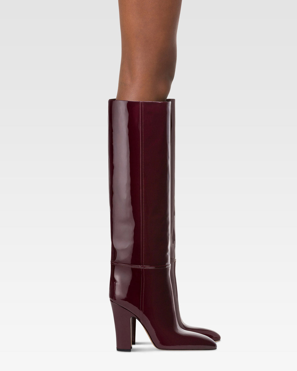 Boots in rouge noir patent leather.
