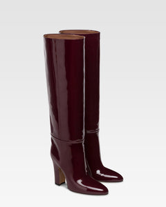 Boots in rouge noir patent leather.