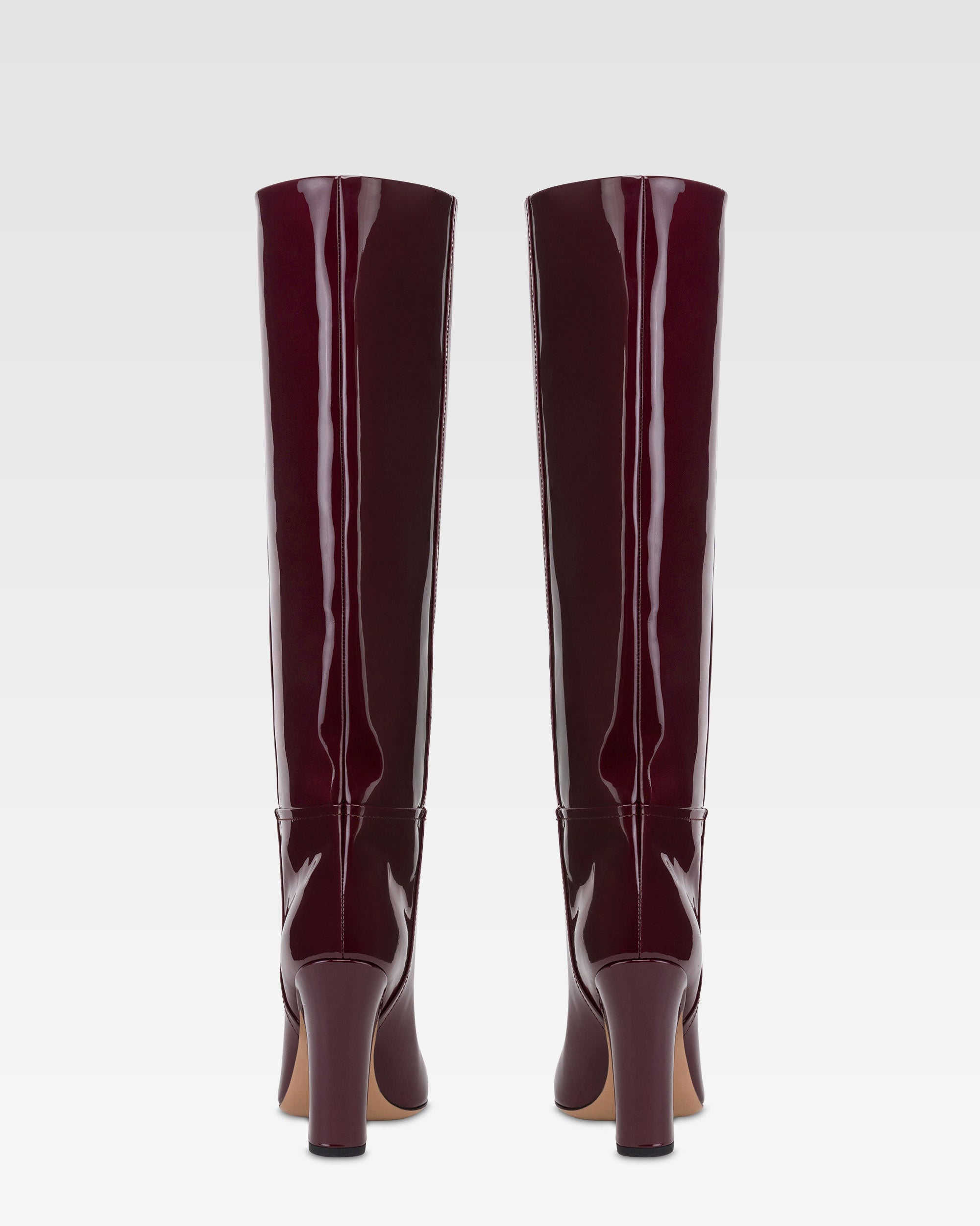 Boots in rouge noir patent leather.