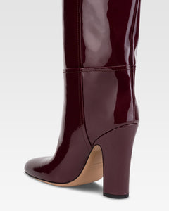 Boots in rouge noir patent leather.