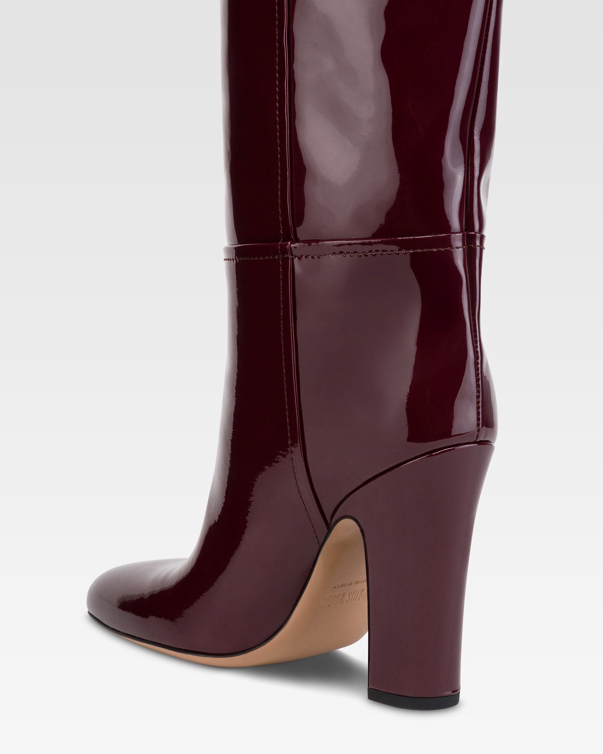 Boots in rouge noir patent leather.