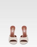 Mules en piel color hueso y plata