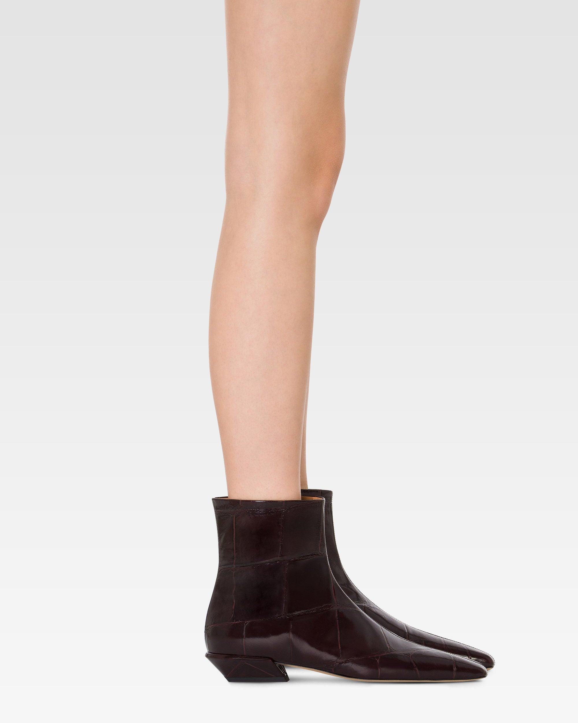 Bottines en cuir croco rouge sombre