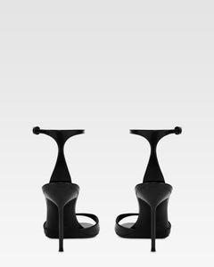 Sandals in black patent leather