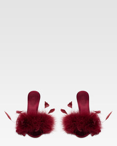 Pantoletten aus burgunderrotem Satin