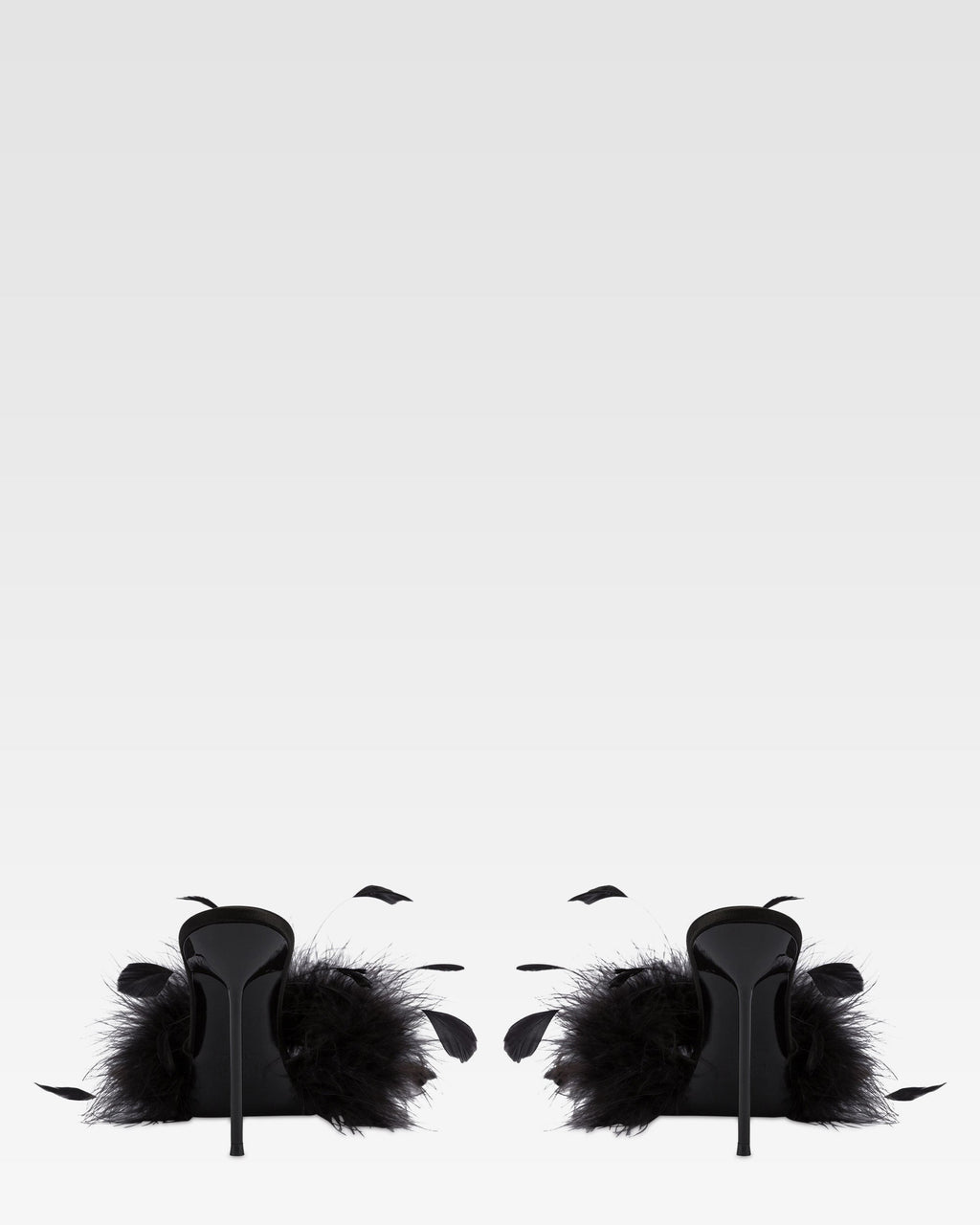 Pantoletten aus schwarzem Satin