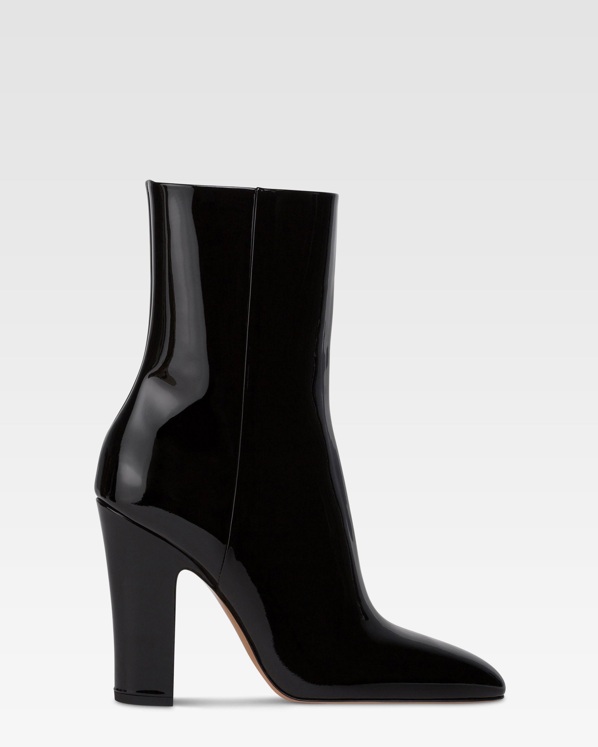 Ankle boots in black patent leather.