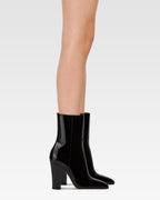 Botines de charol de color negro.