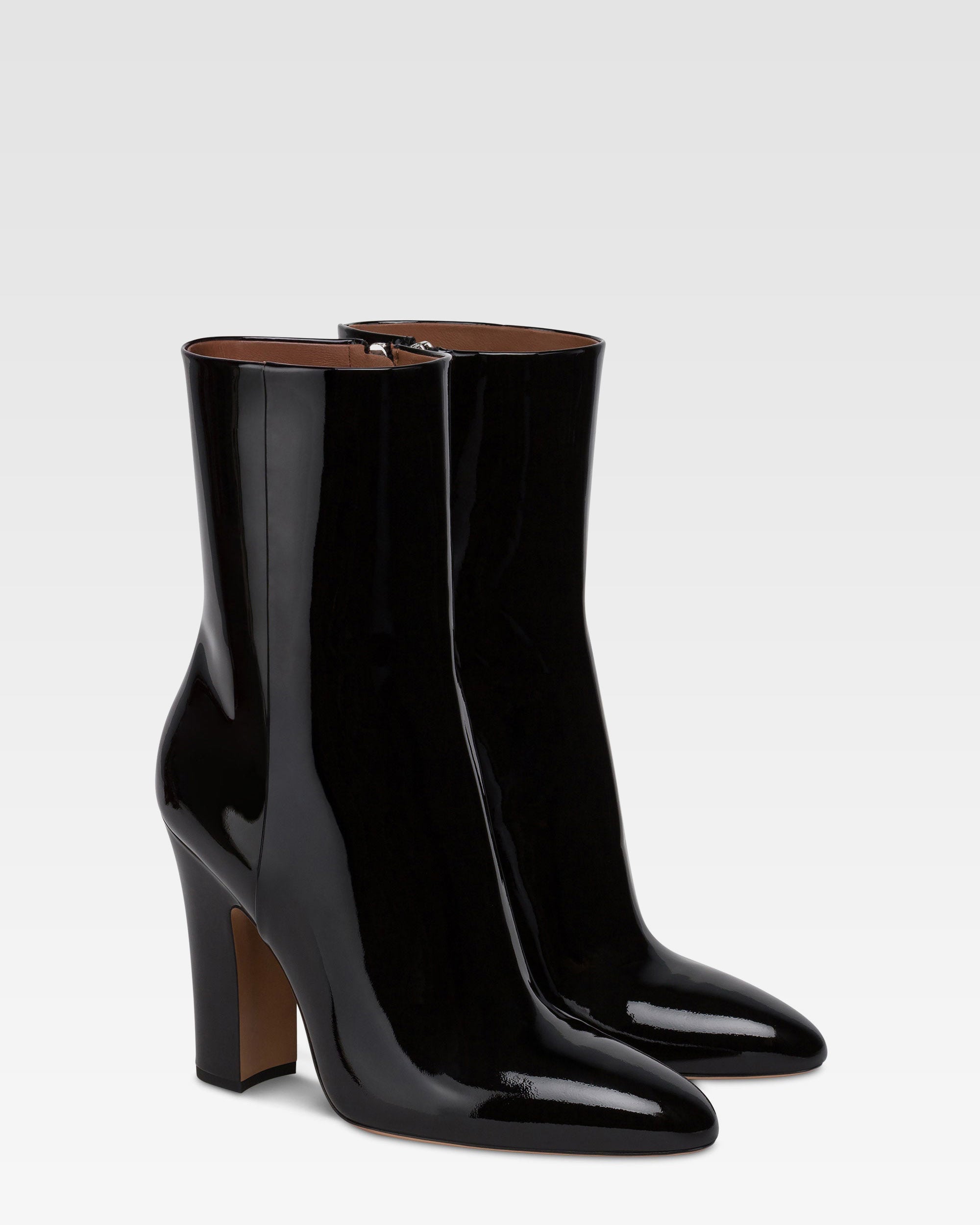 Ankle boots in black patent leather.