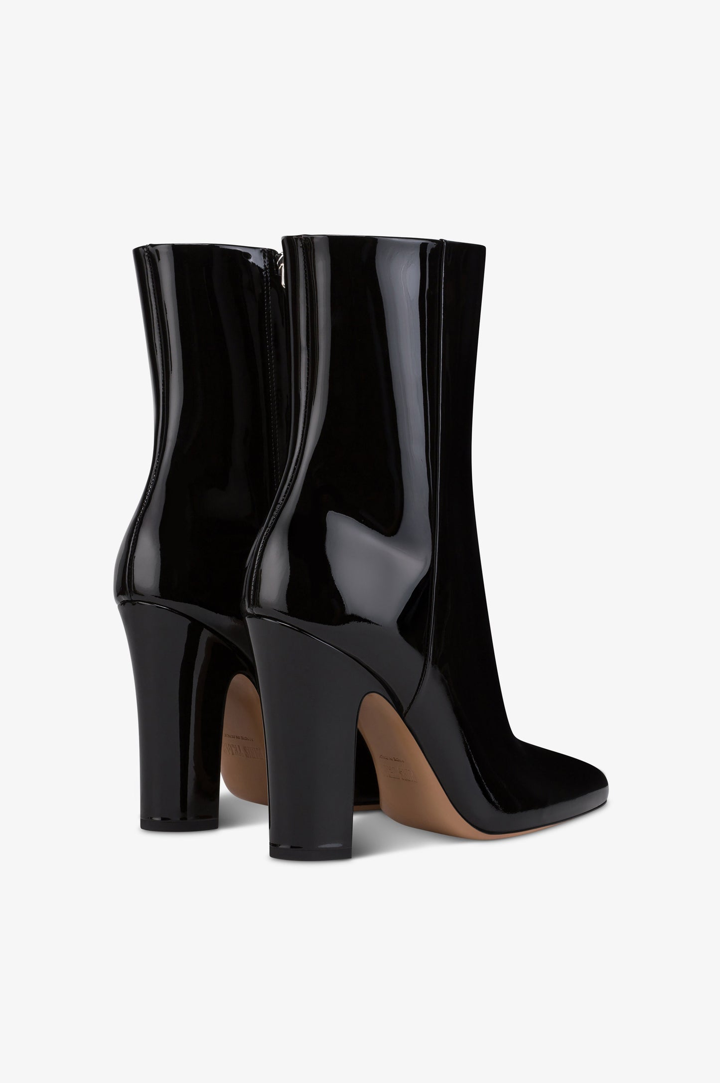 Stiefeletten aus schwarzem Lackleder.