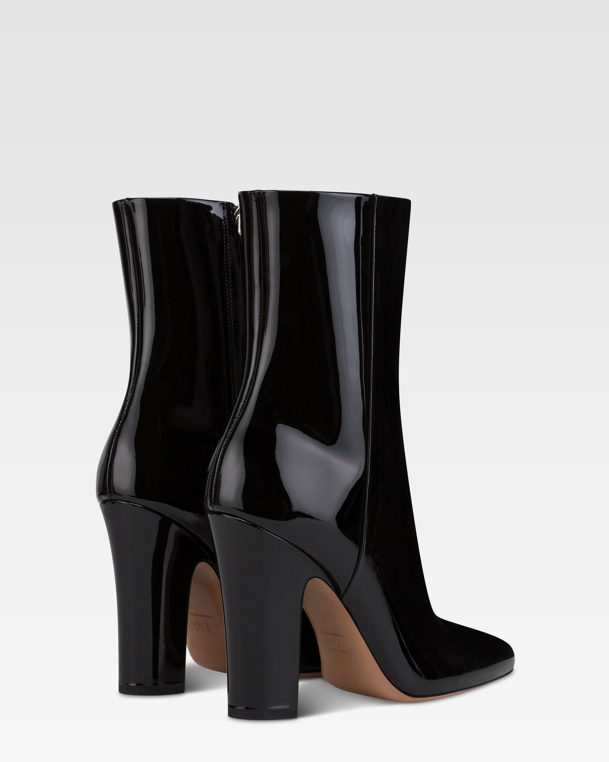Ankle boots in black patent leather.