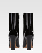 Botines de charol de color negro.