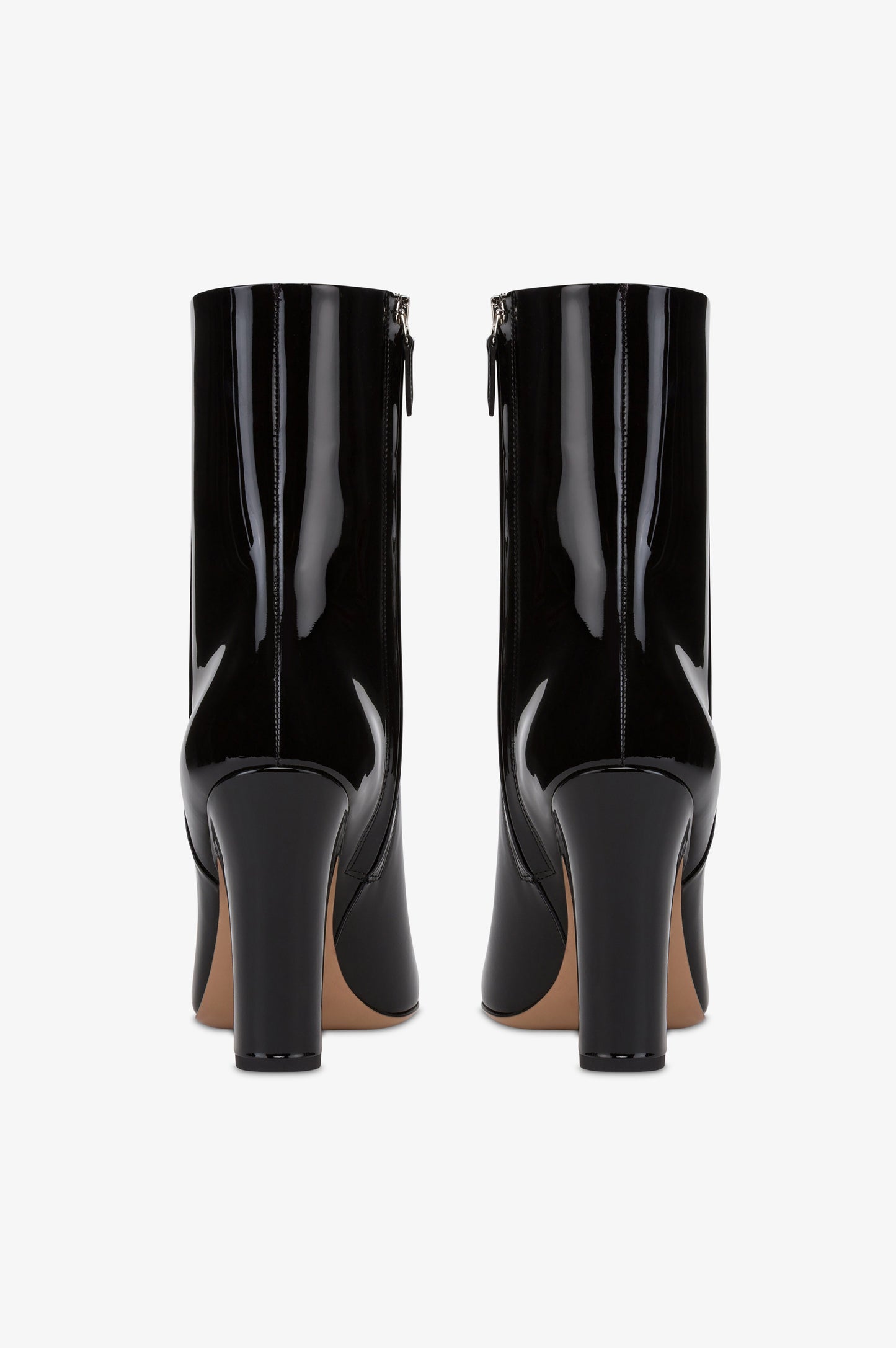 Stiefeletten aus schwarzem Lackleder.