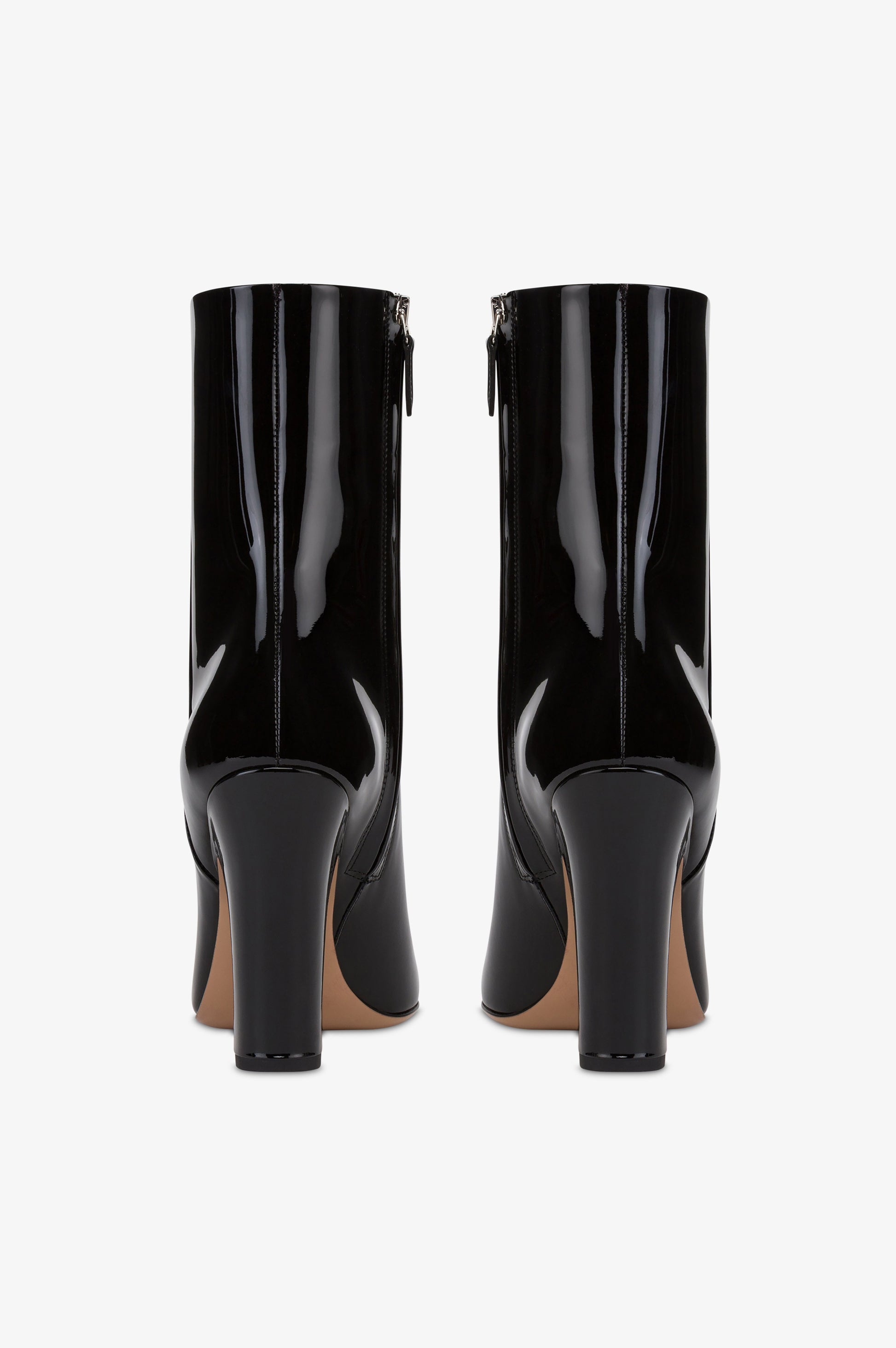 Stiefeletten aus schwarzem Lackleder.