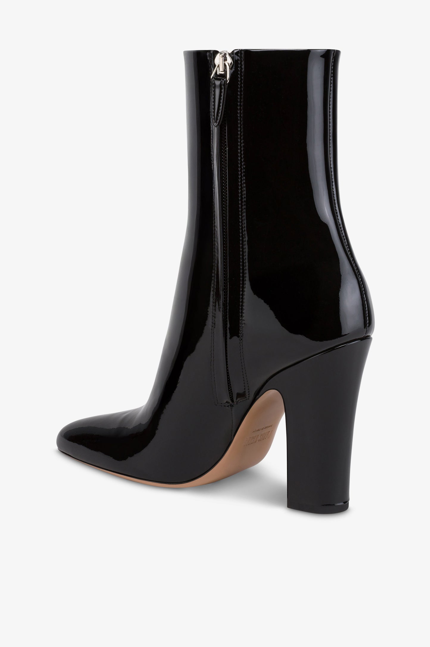 Stiefeletten aus schwarzem Lackleder.