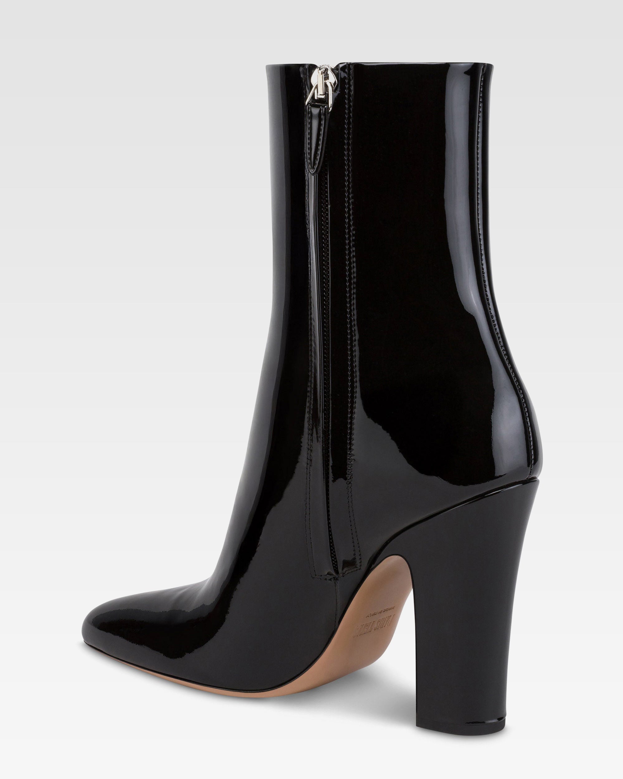 Ankle boots in black patent leather.