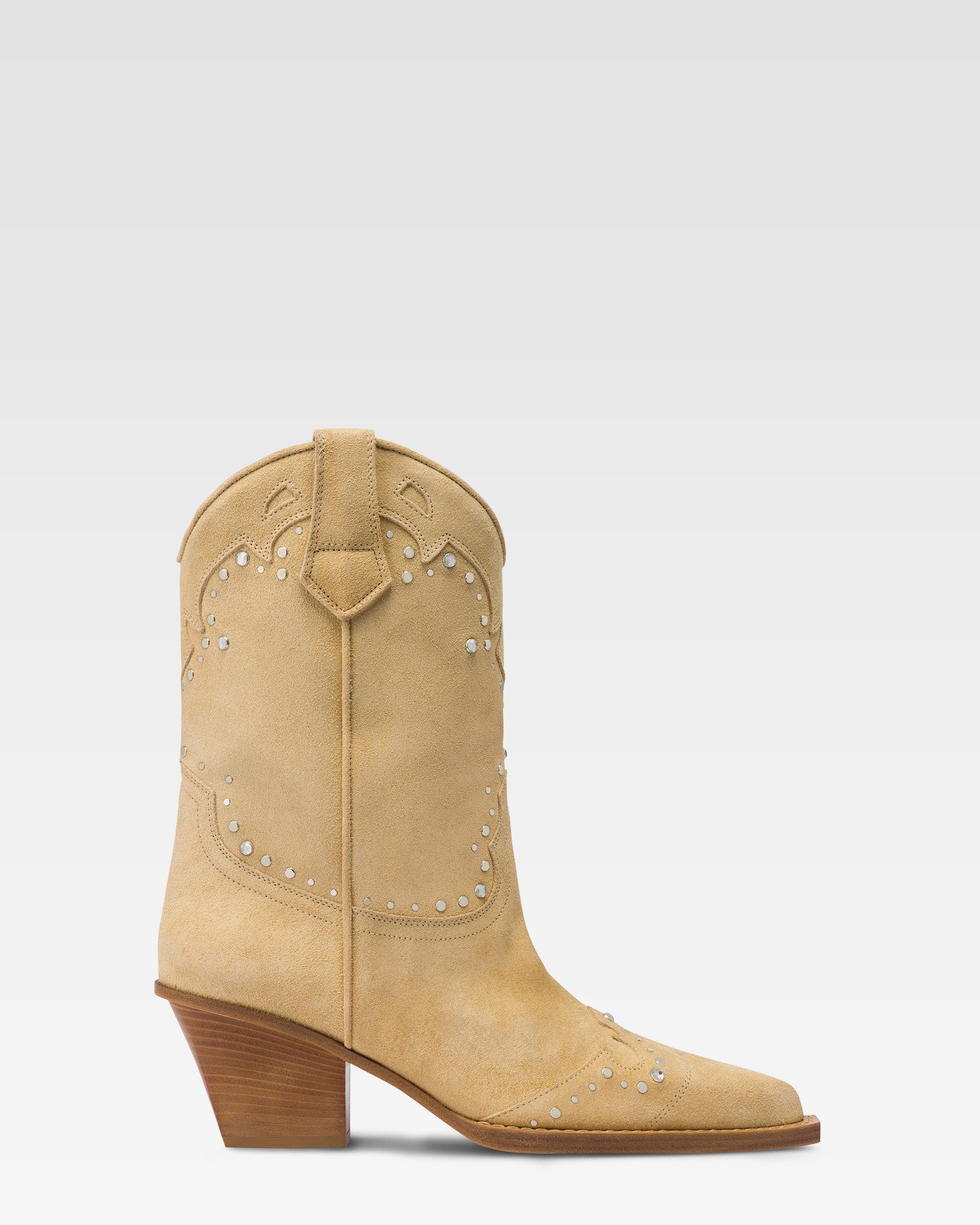 Bottes en cuir suede avec des clous argentes