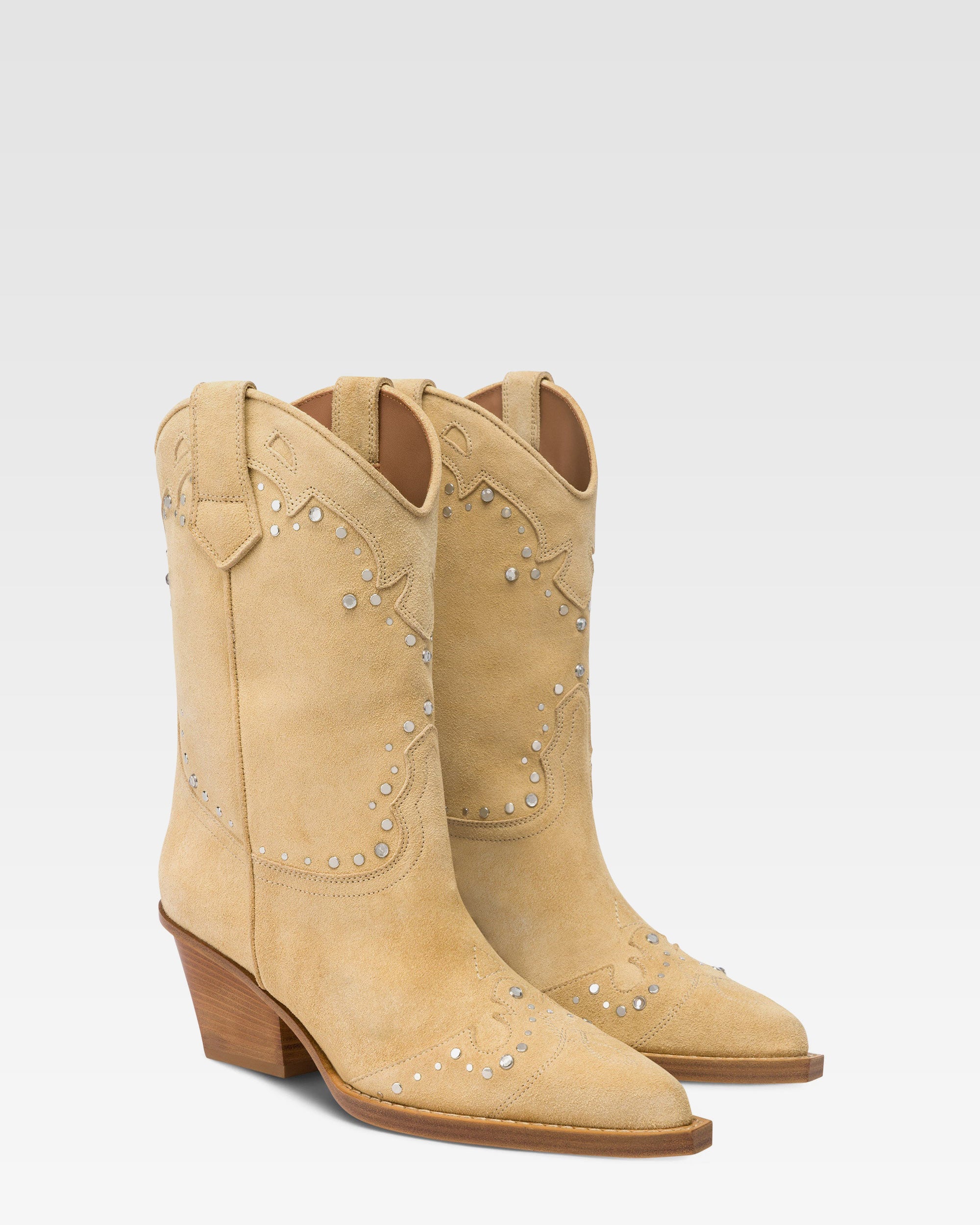 Bottes en cuir suede avec des clous argentes