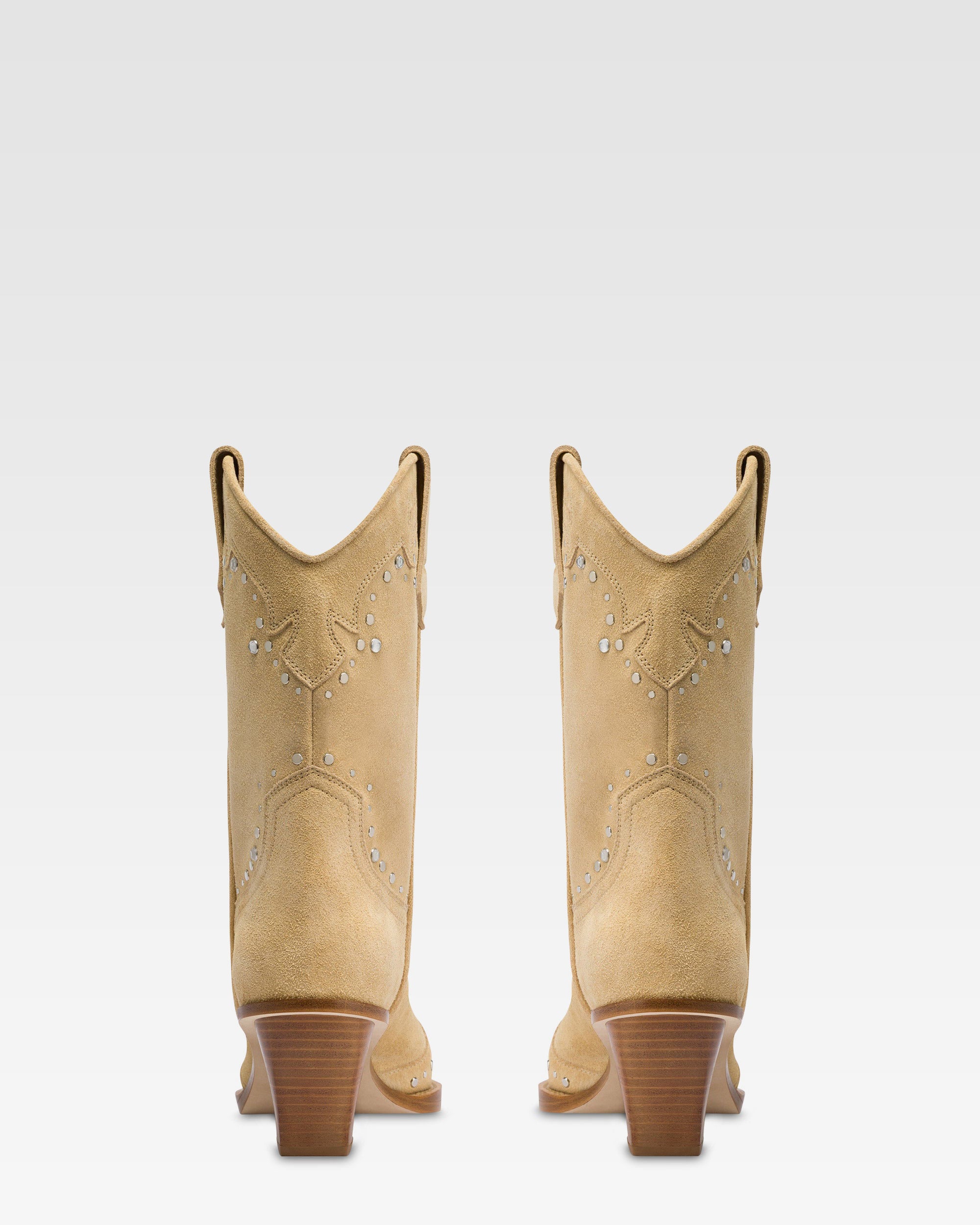 Bottes en cuir suede avec des clous argentes
