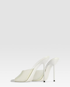Mules in latte patent leather