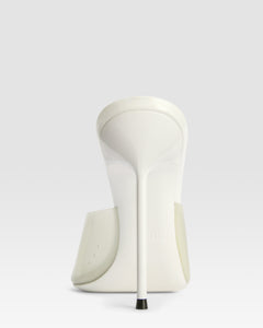 Mules in latte patent leather