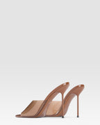 Mules de charol de color caramelo