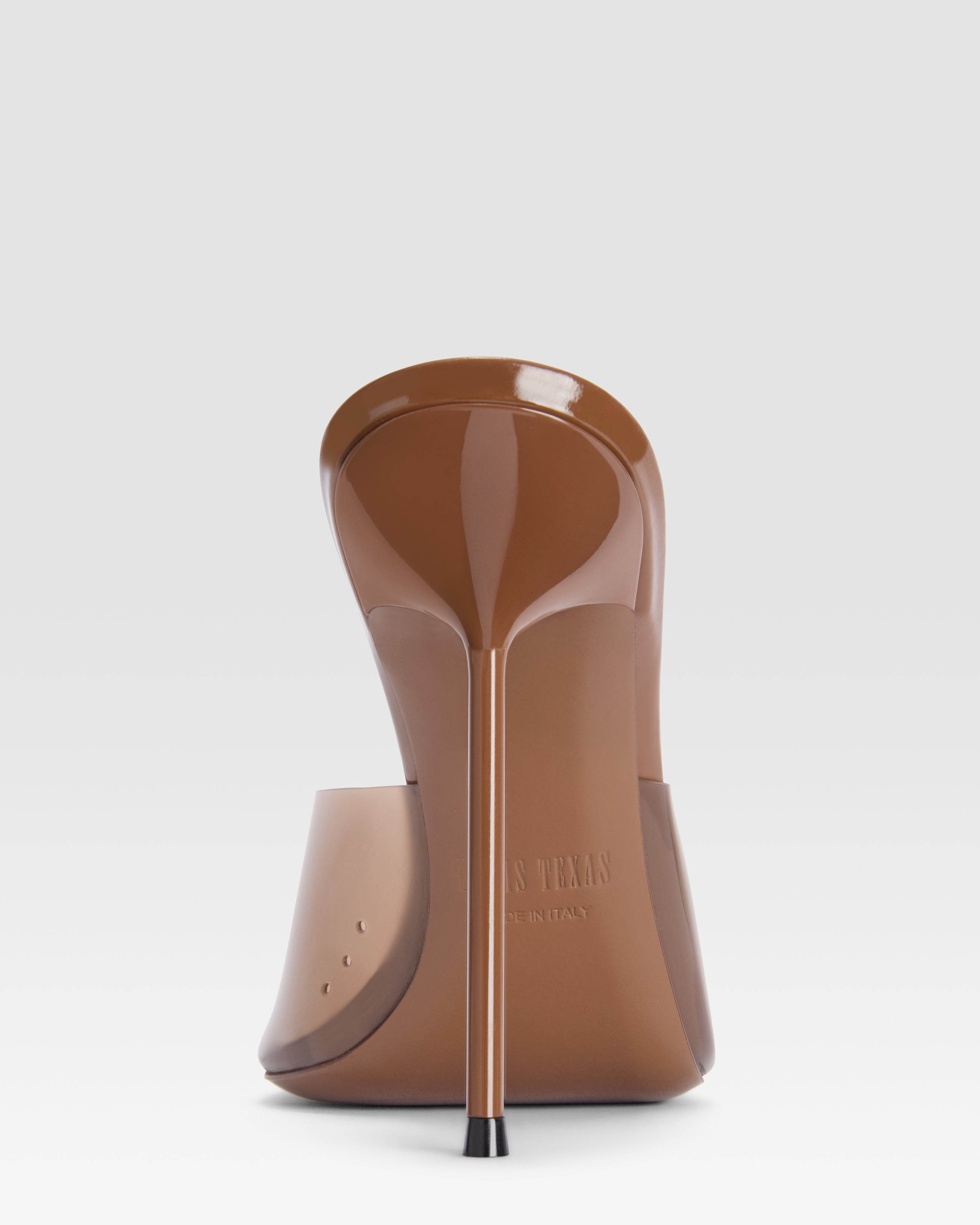 Mules in caramel patent leather