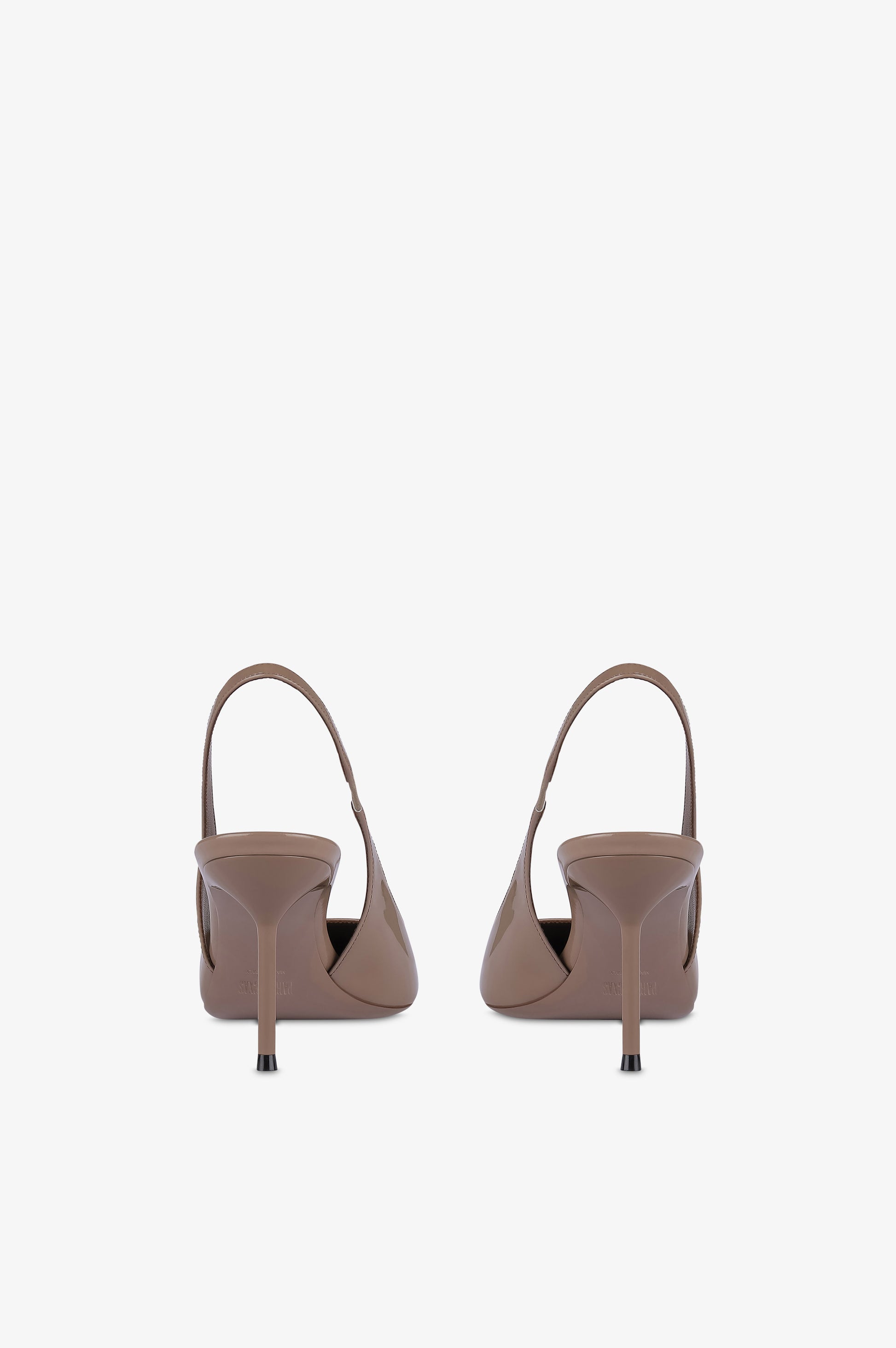 Slingbacks aus taupefarbenem Lackleder