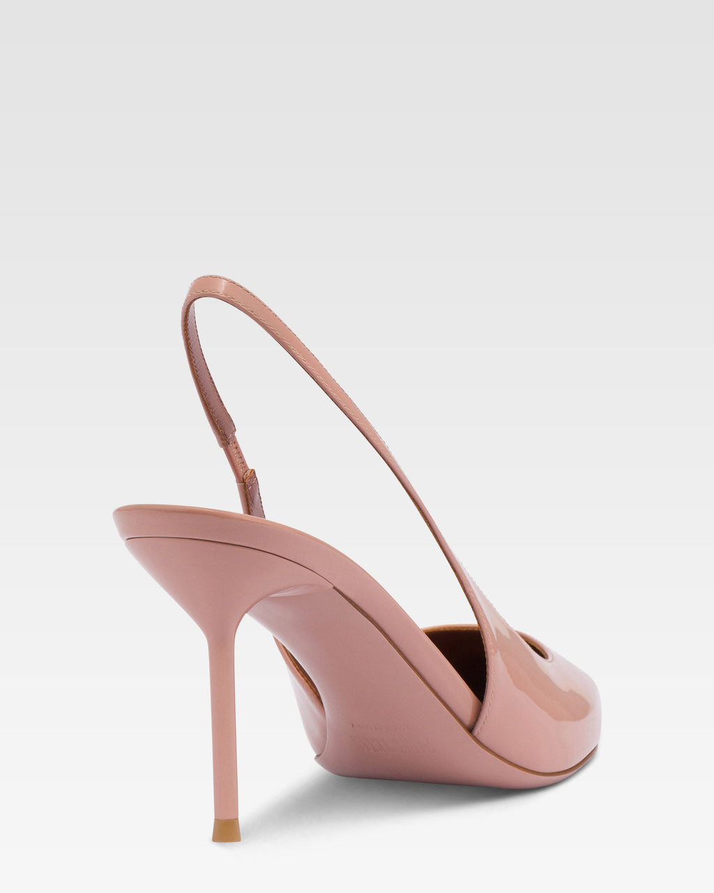 Slingbacks en charol nude oscuro