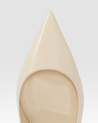 Slingbacks aus elfenbeinfarbenem Lackleder