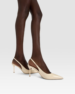 Slingbacks aus elfenbeinfarbenem Lackleder