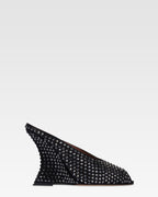 Zuecos de saten de color negro con cristales.