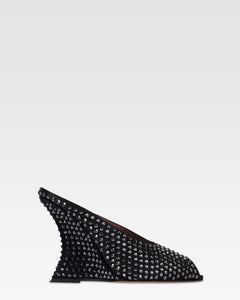 Zuecos de saten de color negro con cristales.