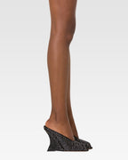 Zuecos de saten de color negro con cristales.