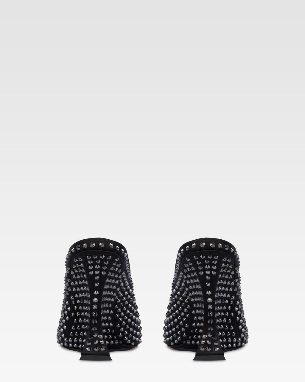 Zuecos de saten de color negro con cristales.