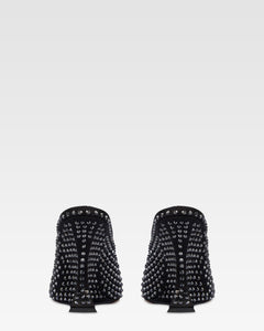 Zuecos de saten de color negro con cristales.