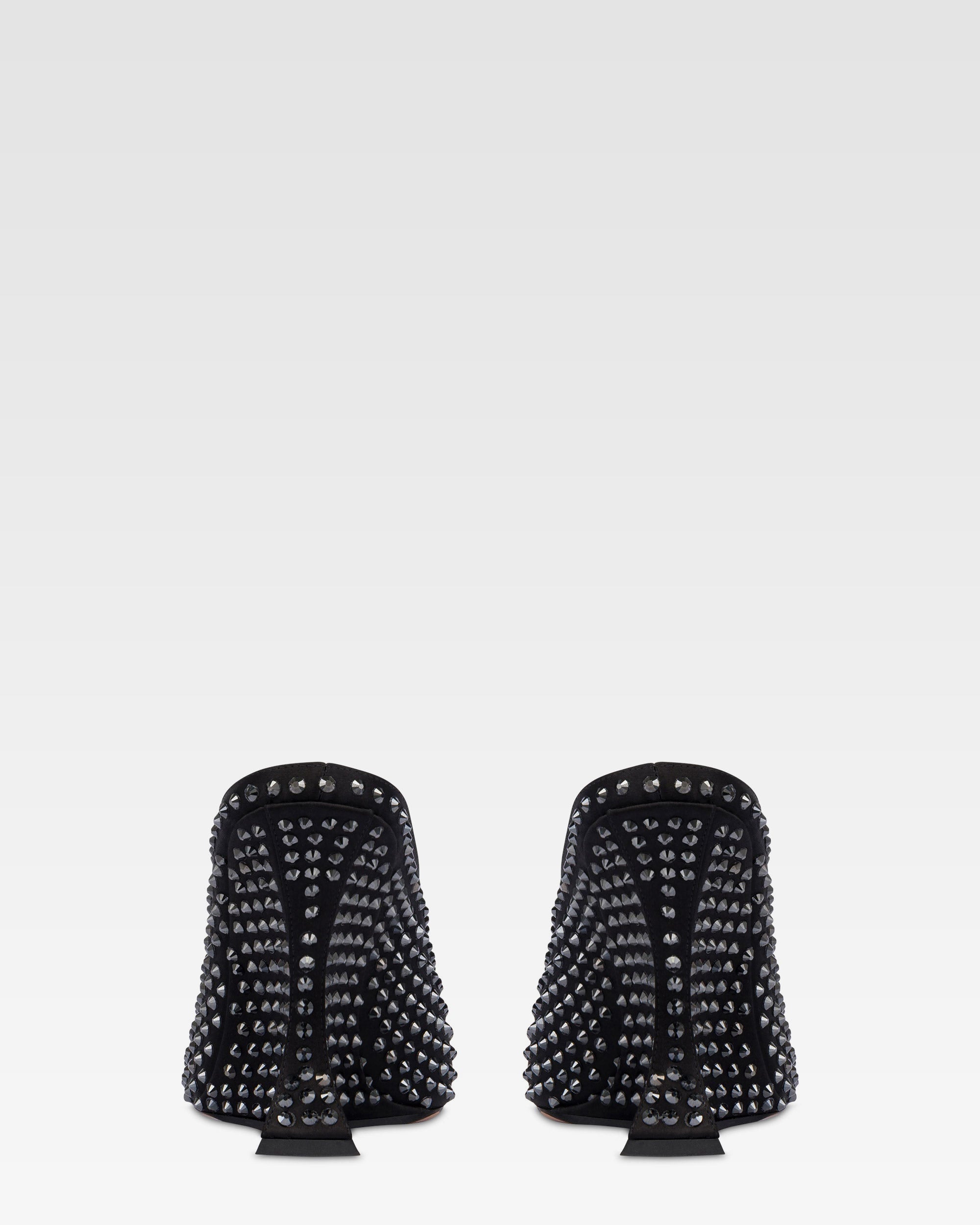 Zuecos de saten de color negro con cristales.