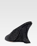 Zuecos de saten de color negro con cristales.