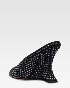 Zuecos de saten de color negro con cristales.