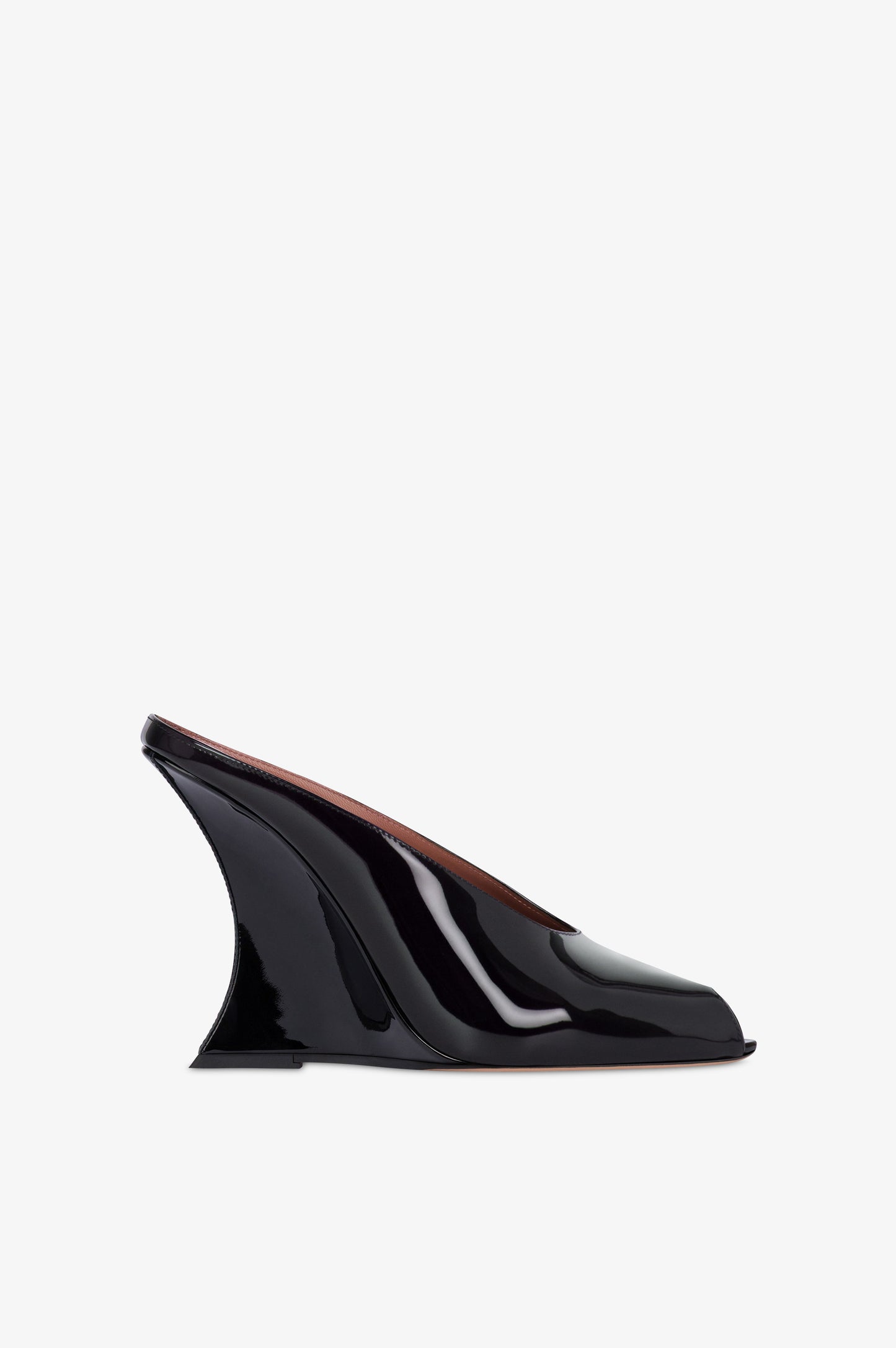 Sabots in black patent leather.