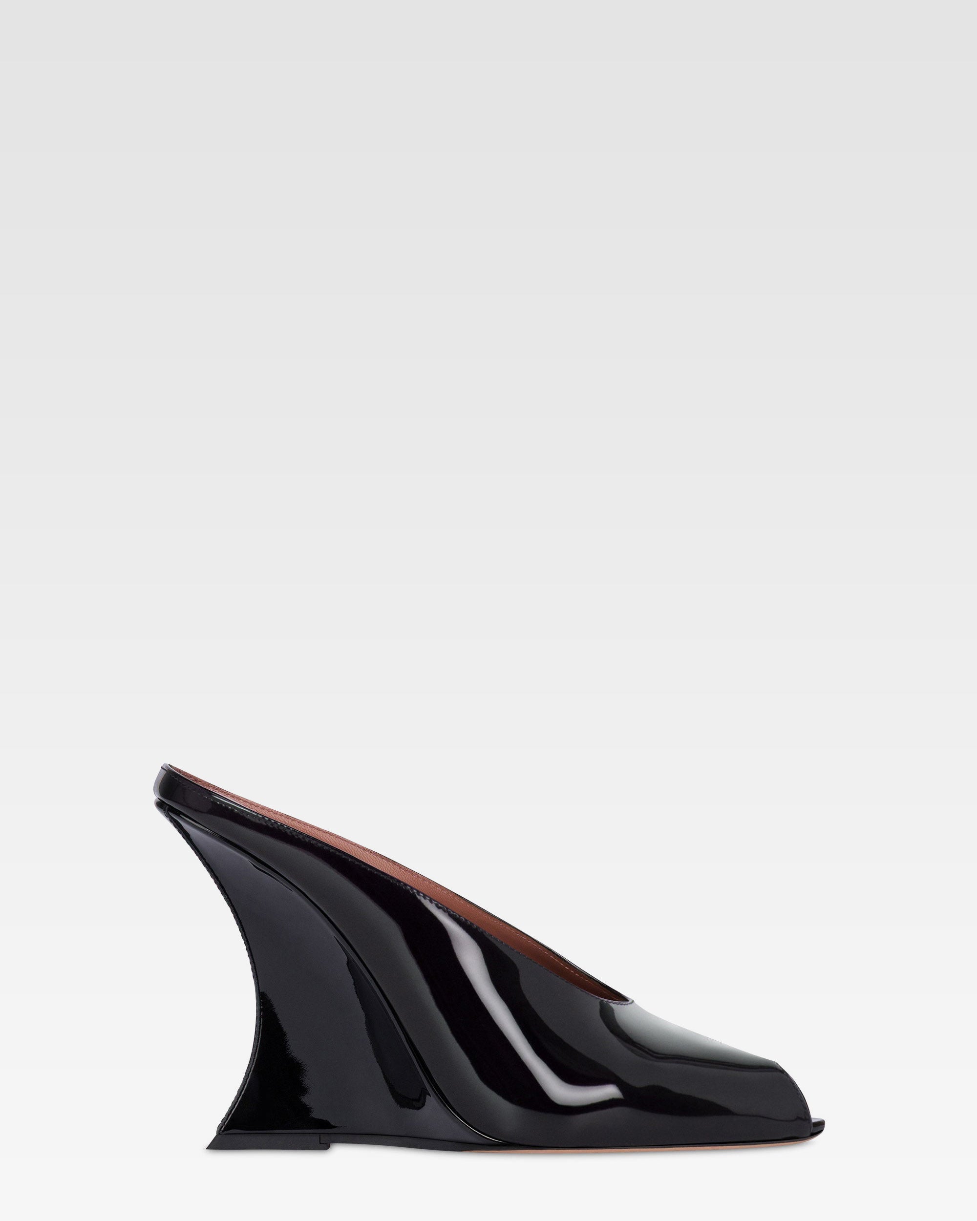 Sabots in black patent leather.