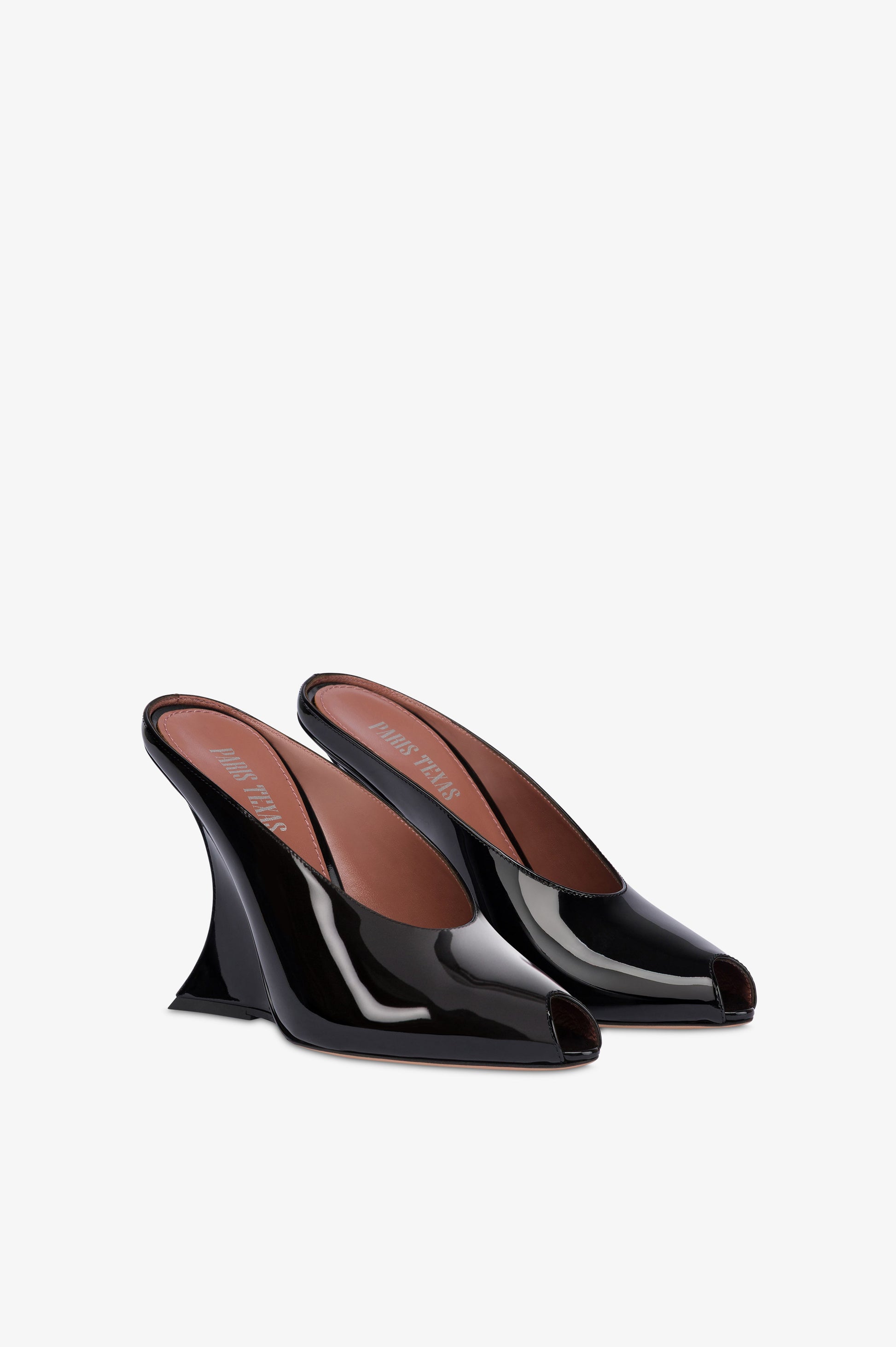 Sabots in black patent leather.