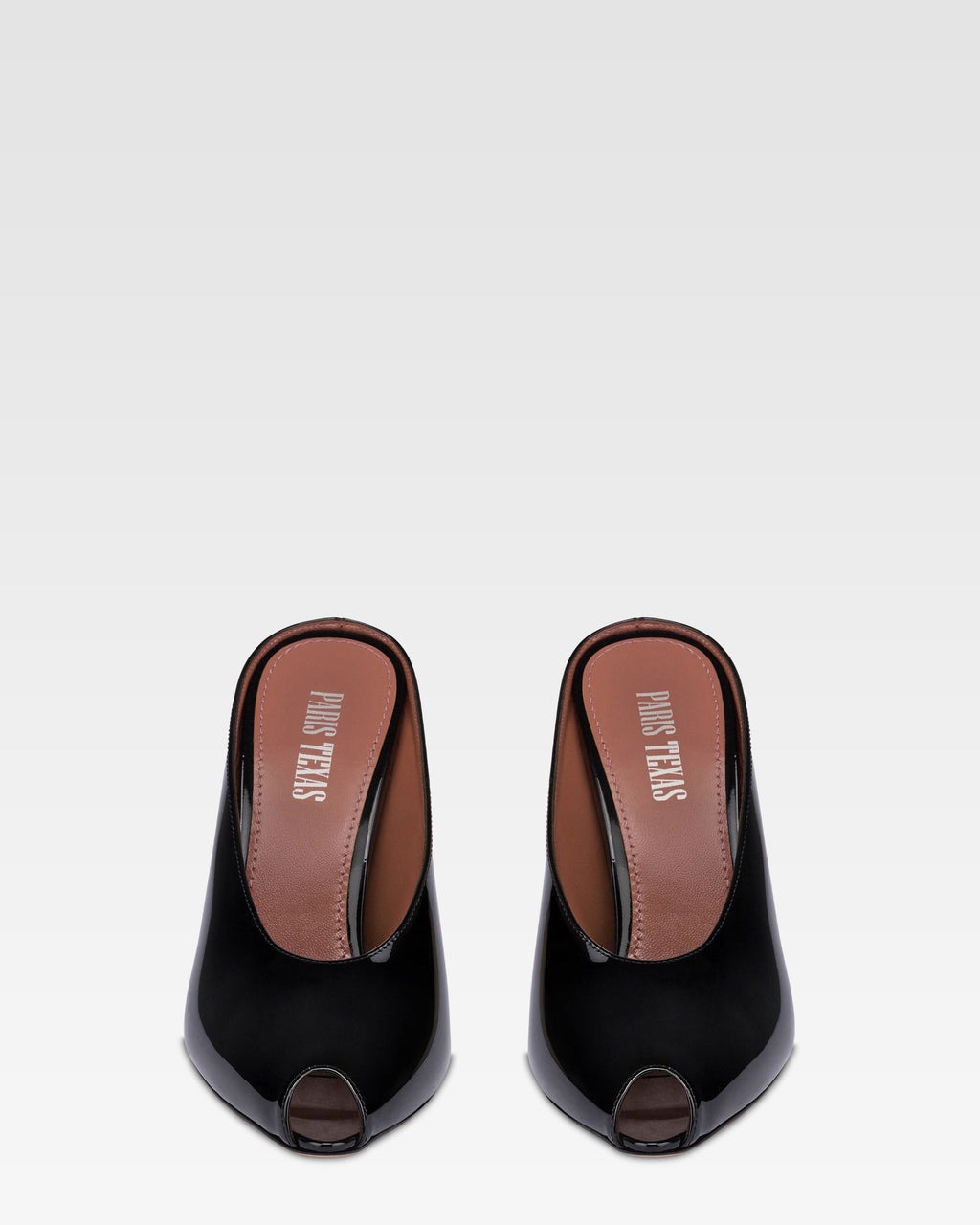 Sabots in black patent leather.