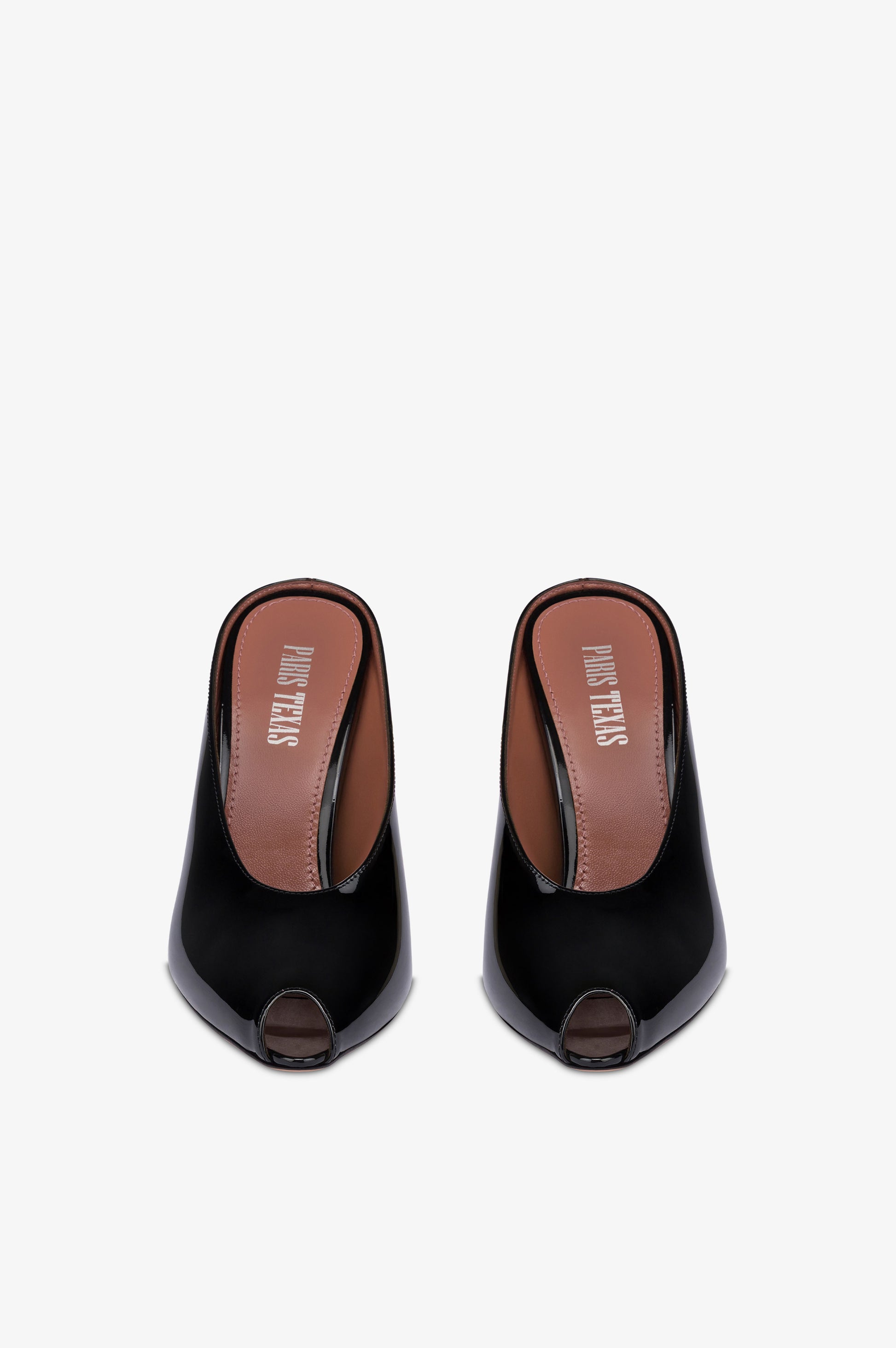 Sabots in black patent leather.